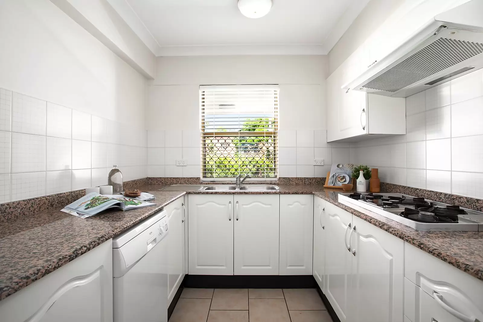 16/4-8 Edgecumbe Avenue, Coogee Sold by Ballard Property - image 3